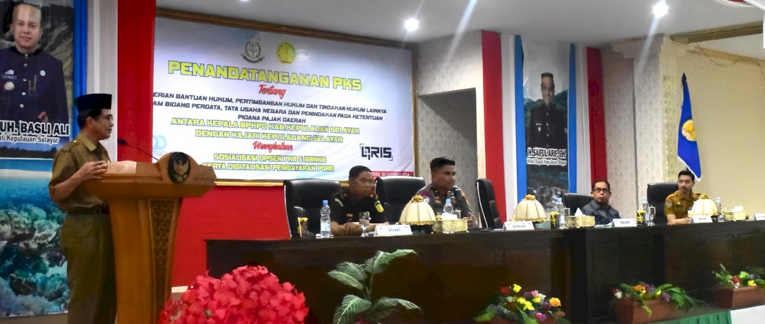 Wakil Bupati Kepulauan Selayar, Saiful Arif, membuka Sosialisasi Opsen Pajak Kendaraan Bermotor (PKB) dan Opsen Bea Balik Nama Kendaraan Bermotor (BBNKB), di Ruang Pola Kantor Bupati, Senin, 30 September 2024.
Wakil Bupati Kepulauan Selayar, Saiful Arif, membuka Sosialisasi Opsen Pajak Kendaraan Bermotor (PKB) dan Opsen Bea Balik Nama Kendaraan Bermotor (BBNKB), di Ruang Pola Kantor Bupati, Senin, 30 September 2024.