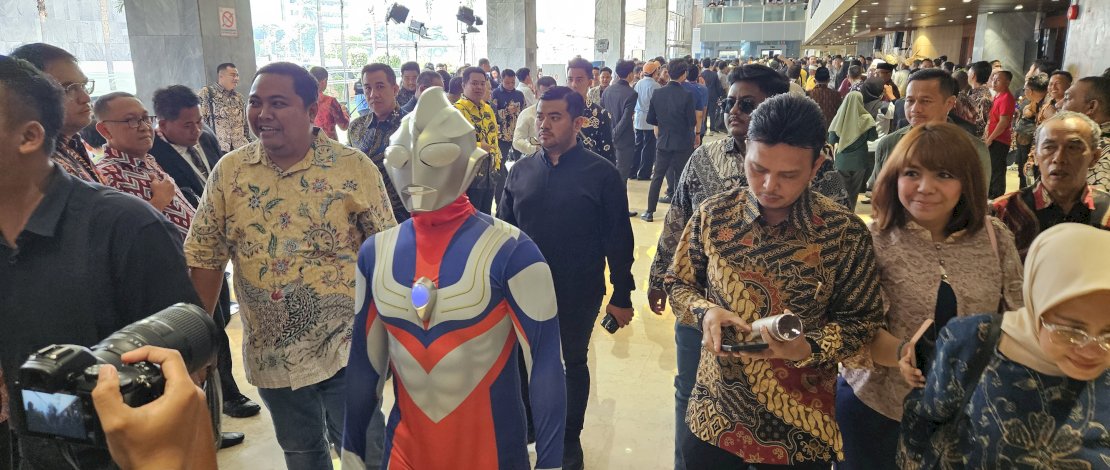 Momen Unik Pelantikan DPR, Anggota Terpilih Jamaludin Malik Hadir dengan Kostum Ultraman