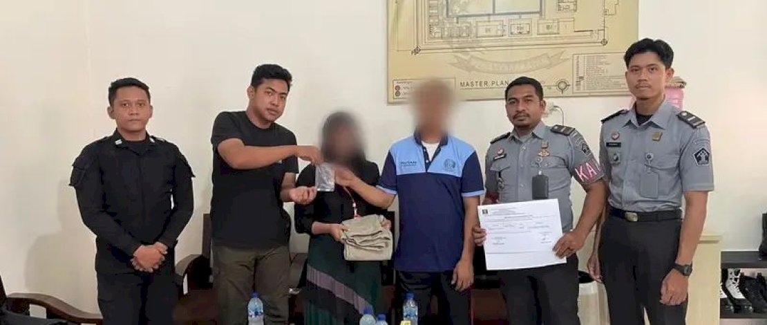 Petugas berhasil menggagalkan penyelundupan narkoba jenis sabu ke dalam Rutan Kelas IIB Pinrang. Petugas berhasil menggagalkan penyelundupan narkoba jenis sabu ke dalam Rutan Kelas IIB Pinrang.