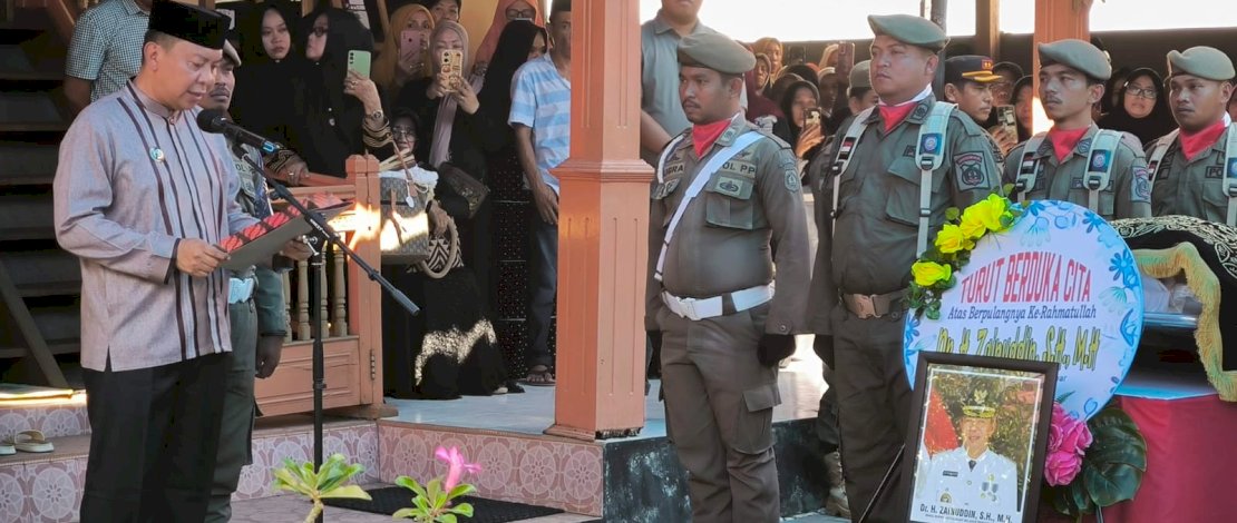 Bupati Kepulauan Selayar, Muh Basli Ali, memimpin upacara pelepasan jenazah almarhum Dr H. Zainuddin, S.H., M.H. di Desa Parak, Kecamatan Bontomanai, Selayar, Selasa, 1 Oktober 2024.

