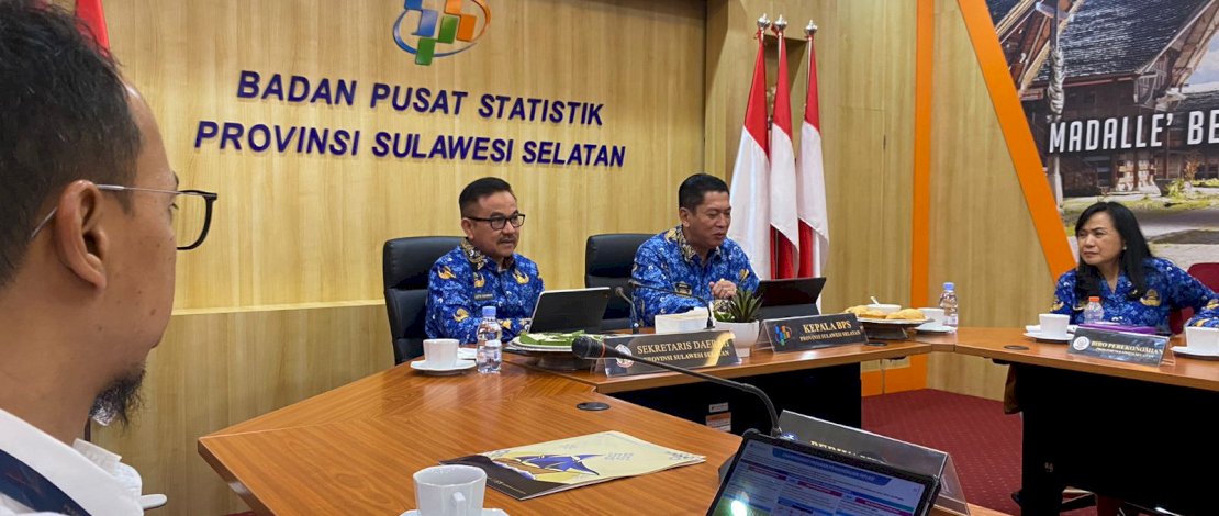 Kepala BPS Sulsel Aryanto bersama Sekda Sulsel Jufri Rahman saat merilis kondisi perekonomian Sulsel, di Kantor BPS Sulsel, kemarin, Selasa, 1 Oktober 2024. Kepala BPS Sulsel Aryanto bersama Sekda Sulsel Jufri Rahman saat merilis kondisi perekonomian Sulsel, di Kantor BPS Sulsel, kemarin, Selasa, 1 Oktober 2024.