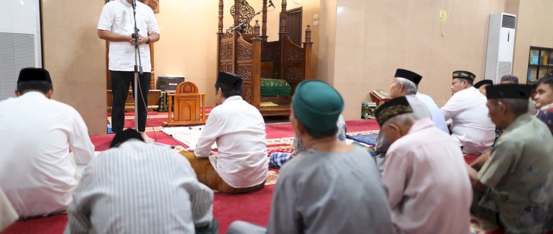 Pjs Wali Kota Makassar, Andi Arwin Azis, melaksanakan safari subuh perdana di Masjid Jami Al Abrar, Jl Sultan Alauddin No 82 Makassar, Rabu, 2 Oktober 2024.
