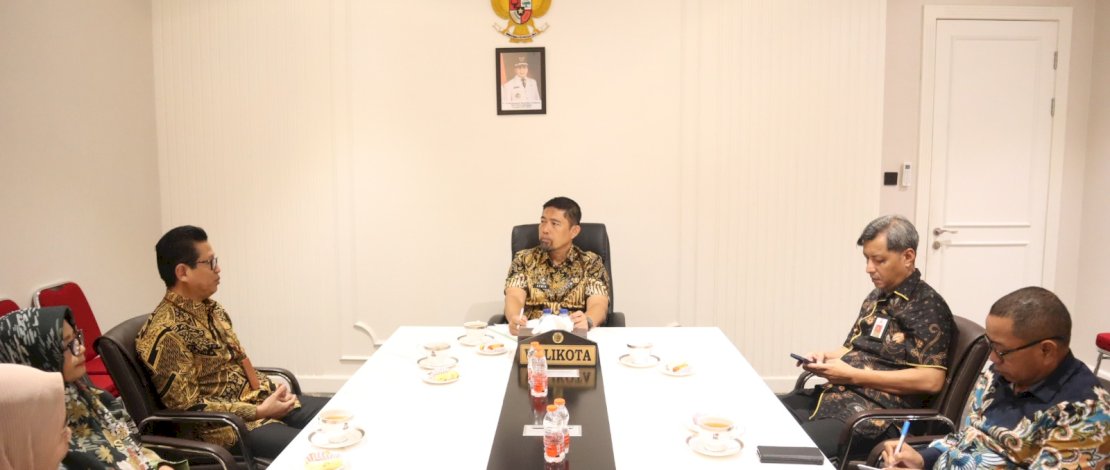 Pjs Wali Kota Makassar, Andi Arwin Azis, menerima audience dari Universitas Negeri Makassar (UNM), membahas terkait pengembangan Pulau Lakkang, di ruang rapat Wali Kota, Kantor Balaikota, Rabu, 2 Oktober 2024.
Pjs Wali Kota Makassar, Andi Arwin Azis, menerima audience dari Universitas Negeri Makassar (UNM), membahas terkait pengembangan Pulau Lakkang, di ruang rapat Wali Kota, Kantor Balaikota, Rabu, 2 Oktober 2024.