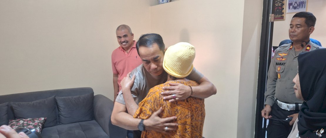 Irjen Pol Andi Rian mengunjungi rumah sang ibu yang berlokasi di gang buntu Jalan Kasuari, Kecamatan Mariso, Kota Makassar, Rabu, 2 Oktober 2024.  
