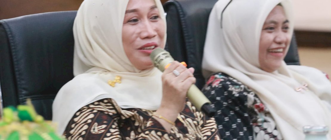 Pelaksana Tugas Kepala Dinas Kominfo-SP Kabupaten Kepulauan Selayar, Andi Dwiyanti Musrifah Basli memimpin rapat internal perdana bersama jajaran staf Diskominfo SP, di Ruang Pola Kantor Bupati, Kamis, 3 Oktober 2024. Pelaksana Tugas Kepala Dinas Kominfo-SP Kabupaten Kepulauan Selayar, Andi Dwiyanti Musrifah Basli memimpin rapat internal perdana bersama jajaran staf Diskominfo SP, di Ruang Pola Kantor Bupati, Kamis, 3 Oktober 2024.