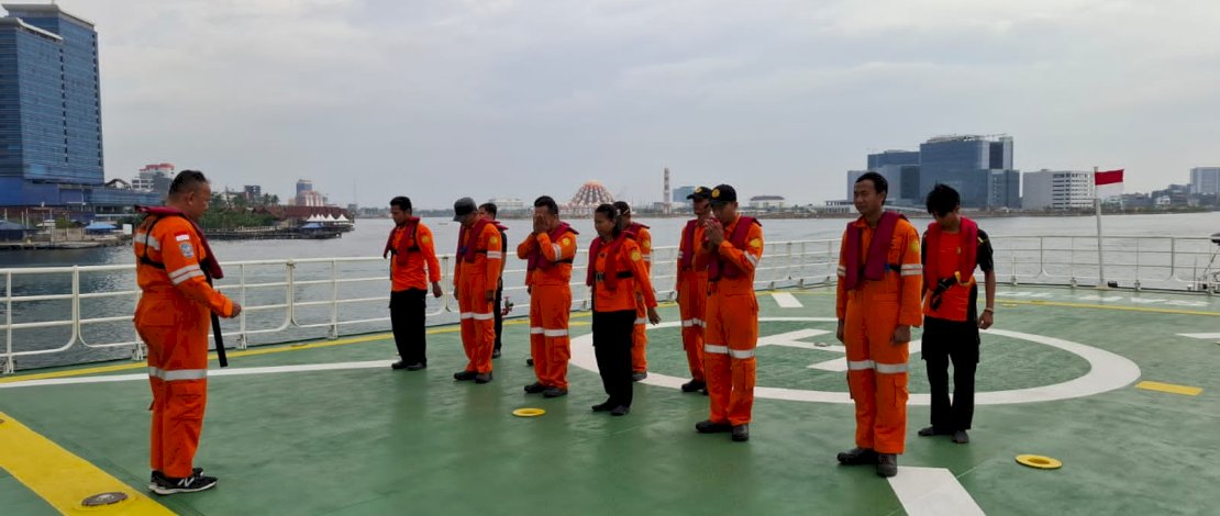 Basarnas Makassar bersiap melakukan pencarian 5 orang ABK dan penumpang KM Bintang Tamalate yang hilang di Perairan Takalar. (IST)