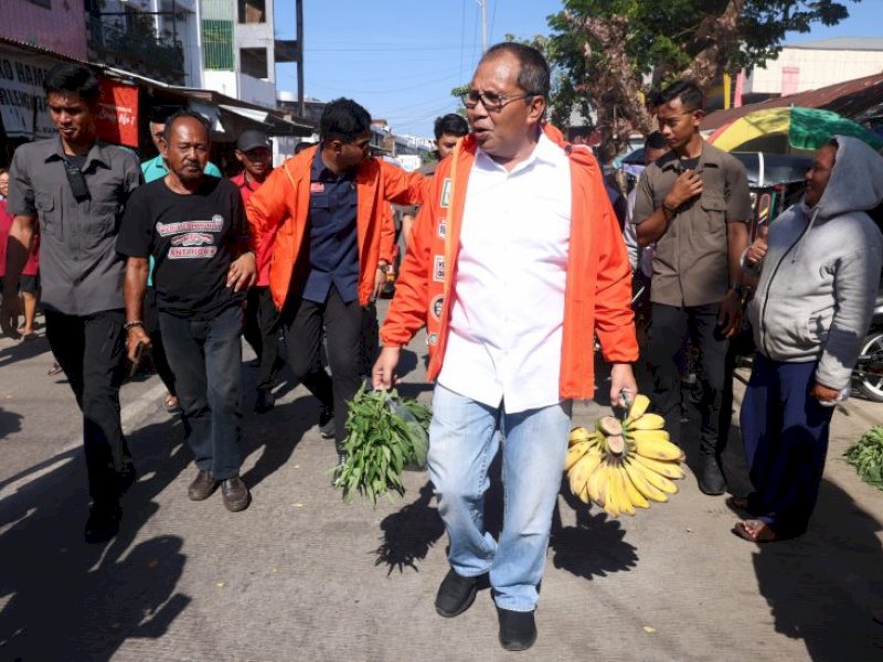 Calon Gubernur Sulawesi Selatan Danny Pomanto Beli Sayur dan Pisang di Pasar Sentral Pangkep