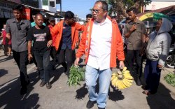 Calon Gubernur Sulawesi Selatan Danny Pomanto Beli Sayur dan Pisang di Pasar Sentral Pangkep