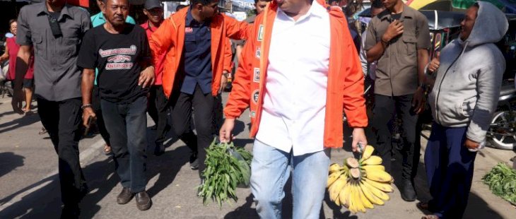 Calon Gubernur Sulawesi Selatan Danny Pomanto Beli Sayur dan Pisang di Pasar Sentral Pangkep