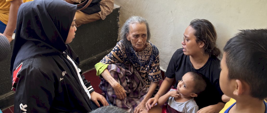 Andi Tenri saat menemui salah satu korban kebakaran Jl Badak.