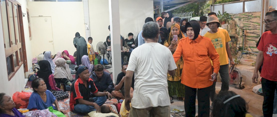 Indira Yusuf Ismail dan Komunitas ORANGe Muda Kunjungi Korban Kebakaran di Jalan Landak Makassar Indira Yusuf Ismail dan Komunitas ORANGe Muda Kunjungi Korban Kebakaran di Jalan Landak Makassar