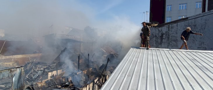 Kapolda Sumsel Irjen Pol Andi Rian Bantu Korban Kebakaran di Jalan Badak Makassar