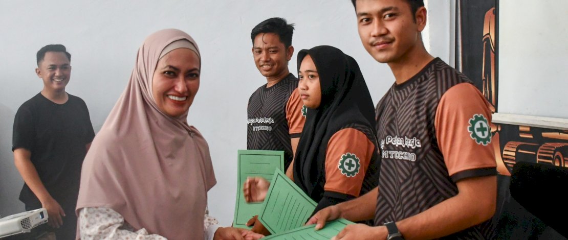 Bupati Luwu Utara Serahkan Sertifikat Pelatihan Operator Alat Berat kepada 65 Peserta Bupati Luwu Utara Serahkan Sertifikat Pelatihan Operator Alat Berat kepada 65 Peserta