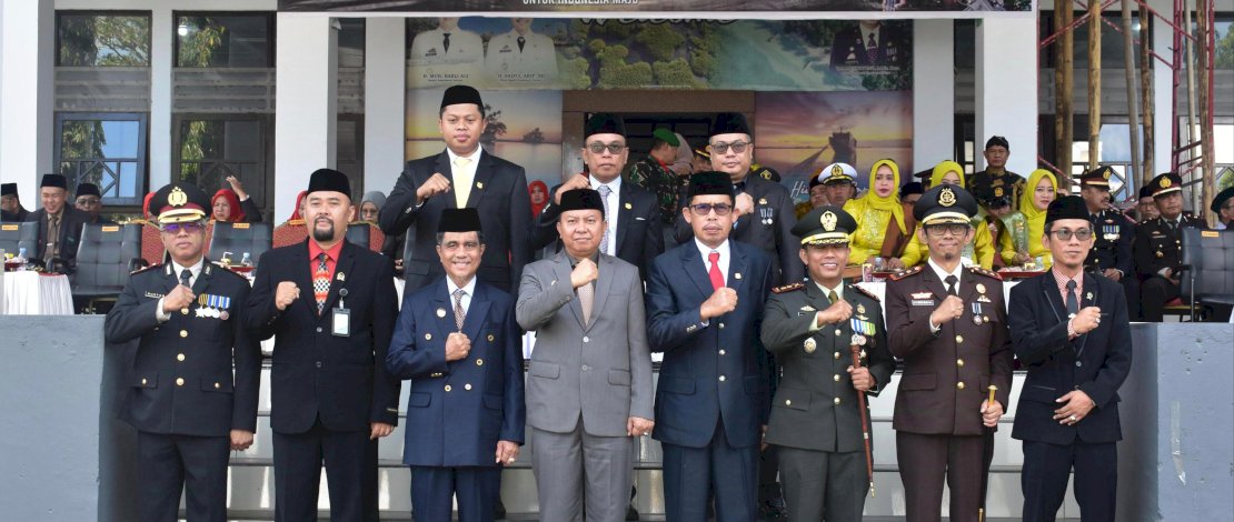 Bupati Kepulauan Selayar, Muh Basli Ali, menghadiri upacara peringatan Hari Ulang Tahun (HUT) Ke-79 Tentara Nasional Indonesia (TNI) yang digelar Kodim 1415 Kepulauan Selayar, di Halaman Kantor Bupati, Sabtu, 5 Oktober 2024.
