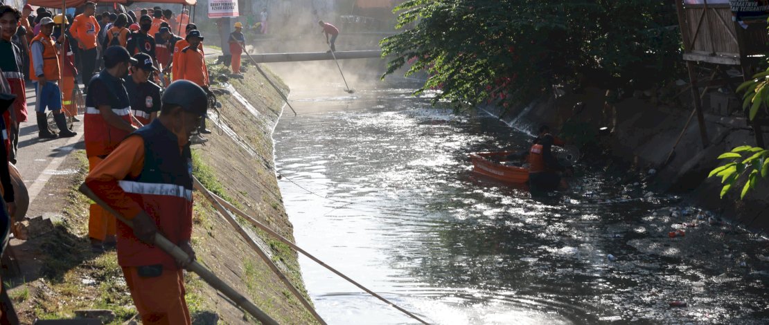 Kegiatan Pembersihan Kanal Bara-Baraya Timur dan Selatan, di Jl Inspeksi Kanal, Sabtu, 5 Oktober 2024.
