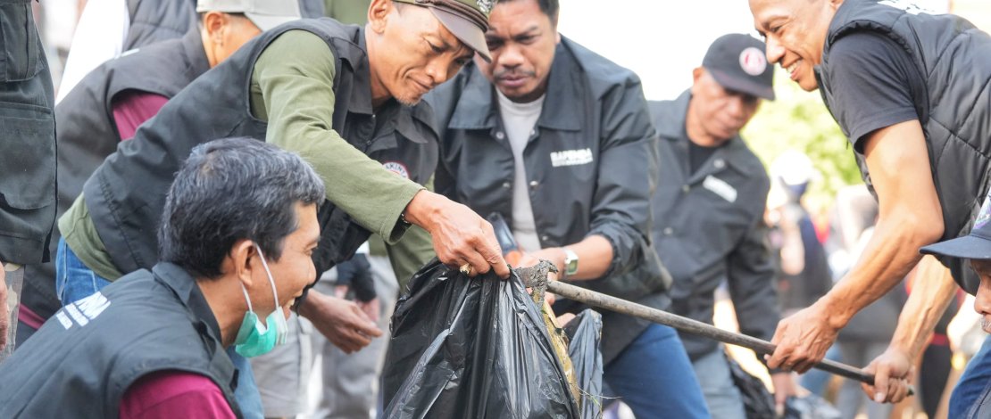 Pj Sekretaris Daerah Kota Makassar, Firman Hamid Pagarra, bersama Badan Pendapatan Daerah (Bapenda) Kota Makassar menggelar kerja bakti bersama dalam program Sabtu Bersih di sekitar TPA Tamangapa dan Jalan AMD Borong Jambu, Sabtu, 5 Oktober 2024.
Pj Sekretaris Daerah Kota Makassar, Firman Hamid Pagarra, bersama Badan Pendapatan Daerah (Bapenda) Kota Makassar menggelar kerja bakti bersama dalam program Sabtu Bersih di sekitar TPA Tamangapa dan Jalan AMD Borong Jambu, Sabtu, 5 Oktober 2024.