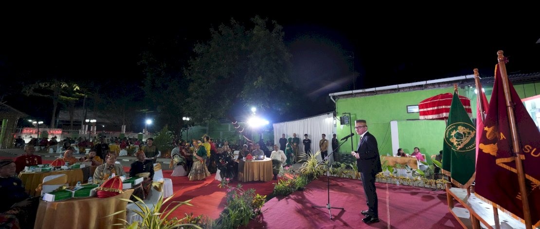 Sekda Sulsel, Jufri Rahman, menghadiri Pelantikan Dewan Pengurus Wilayah (DPW) Majelis Adat Kerajaan Nusantara (MAKN) Sulsel, yang digelar di pekarangan Istana Jongaya, Jalan Kumala, Makassar, Minggu malam, 6 Oktober 2024.