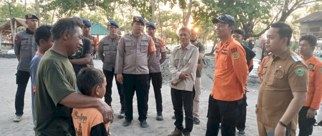 Tim SAR gabungan saat menemui nelayan yang sempat dilaporkan hilang. (IST)