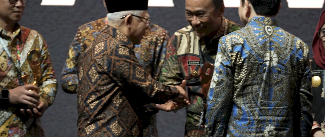Wakil Presiden RI KH Ma'ruf Amin menyerahkan penghargaan kepada Penjabat Gubernur Sulsel Prof Zudan Arif Fakrulloh pada Penganugrahan SDG's Action Award 2024, sebelum membuka Konferensi Tahunan SDGs atau SDGs Annual Conference/SAC ke-7, yang digelar di Hotel Fairmont Jakarta, Jalan Asia Afrika Nomor 8, Jakarta Pusat, Senin, 7 Oktober 2024. Wakil Presiden RI KH Ma'ruf Amin menyerahkan penghargaan kepada Penjabat Gubernur Sulsel Prof Zudan Arif Fakrulloh pada Penganugrahan SDG's Action Award 2024, sebelum membuka Konferensi Tahunan SDGs atau SDGs Annual Conference/SAC ke-7, yang digelar di Hotel Fairmont Jakarta, Jalan Asia Afrika Nomor 8, Jakarta Pusat, Senin, 7 Oktober 2024.