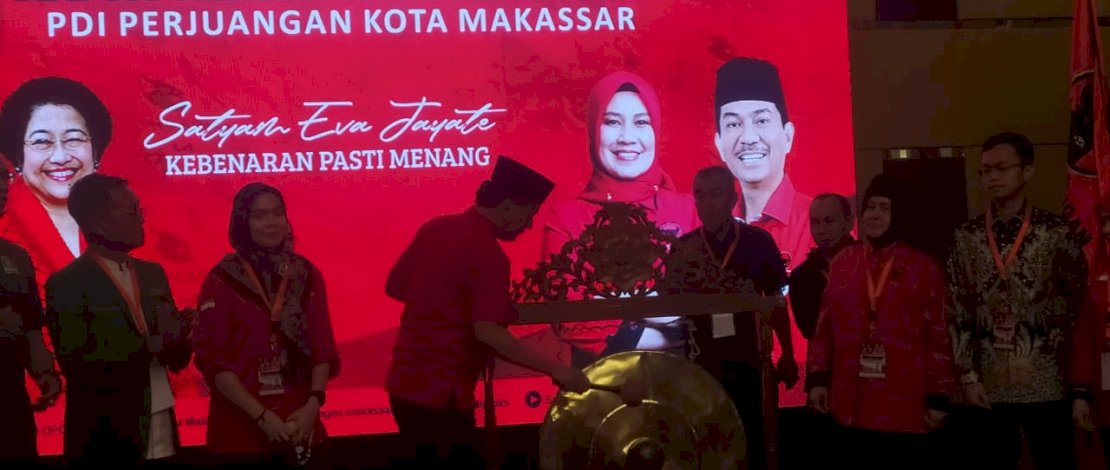 Wakil Ketua DPD PDIP Sulsel Anshari Mangkona membuka Rakercabsus PDIP Makassar di Aston Hotel. (BUKAMATANEWS)