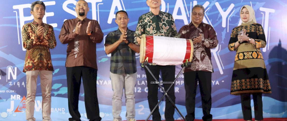Kepala Dinas Kebudayaan dan Pariwisata Provinsi Sulawesi Selatan (Sulsel), Muh Arafah, mewakili Pj Gubernur Sulsel Prof Zudan Arif Fakrulloh, secara resmi membuka Pesta Rakyat Pesisir dan Festival UMKM Kabupaten Kepulauan Selayar Tahun 2024, di Taman Pelangi Benteng, Senin malam, 7 Oktober 2024.
