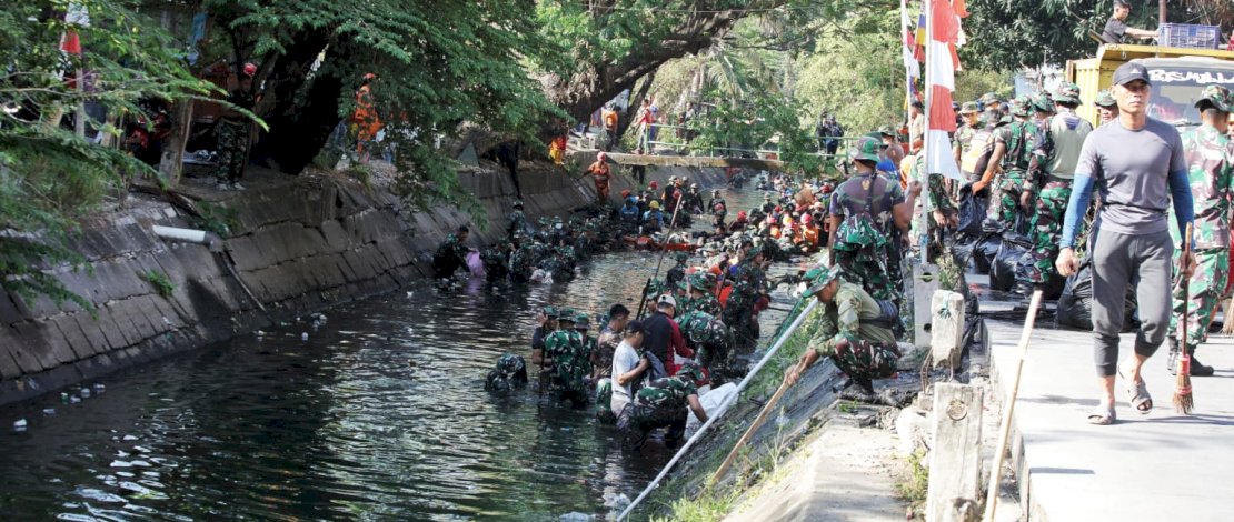 TNI mengajak unsur Pemkot Makassar seperti tenaga kebersihan, Damkar, Satpol PP dan perangkat lainnya untuk membersihkan kanal di Jl Andi Djemma, Selasa, 8 Oktober 2024.
