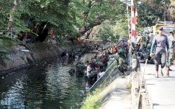 TNI Ajak Lintas Stakeholder Gotong Royong Bersihkan Kanal di Jalan Andi Djemma