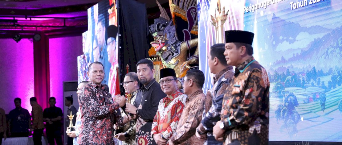 Pjs Wali Kota Makassar, Andi Arwin Azis, mendapatkan penghargaan Upakarya Wanua Nugraha, dari Kementerian Dalam Negeri (Kemendagri) sebagai apresiasi atas kontribusinya dalam Lomba Desa/Kelurahan Terpadu 2024. 