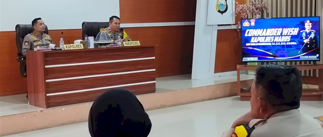 Kapolres Maros, AKBP Douglas Mahendrajaya saat memimpin rapat Commander Wish. (IST)