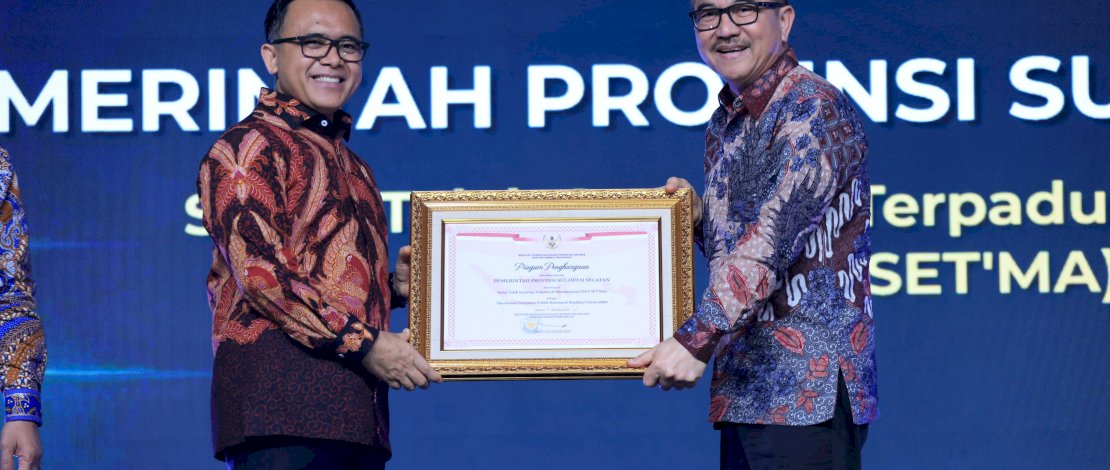 Sekda Sulsel Jufri Rahman saat menerima penghargaan dari Kementerian Pendayagunaan Aparatur Negara dan Reformasi Birokrasi (PANRB) dalam acara Gebyar Pelayanan Prima, di Jakarta, Selasa, 8 Oktober 2024.