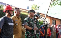 TNI, Kepolisian, Pemkot Makassar dan Masyarakat Bahu-membahu Bersihkan Kanal di Jalan Andi Djemma