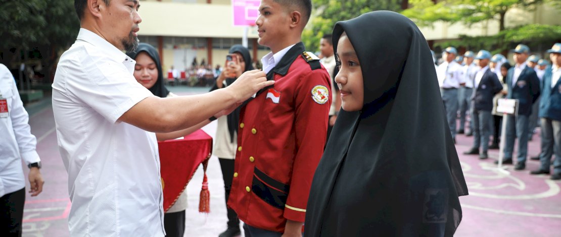 Pjs Wali Kota Arwin Azis Bakar Semangat Siswa-siswi Lomba Tata Upacara dan Baris-berbaris di SMAN 2 Makassar