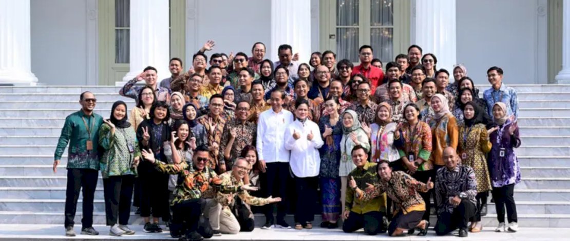 Jelang Pensiun, Jokowi Sempatkan Foto dengan Wartawan dan Pegawai Istana Kepresidenan 