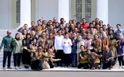 Jelang Pensiun, Jokowi Sempatkan Foto dengan Wartawan dan Pegawai Istana Kepresidenan 