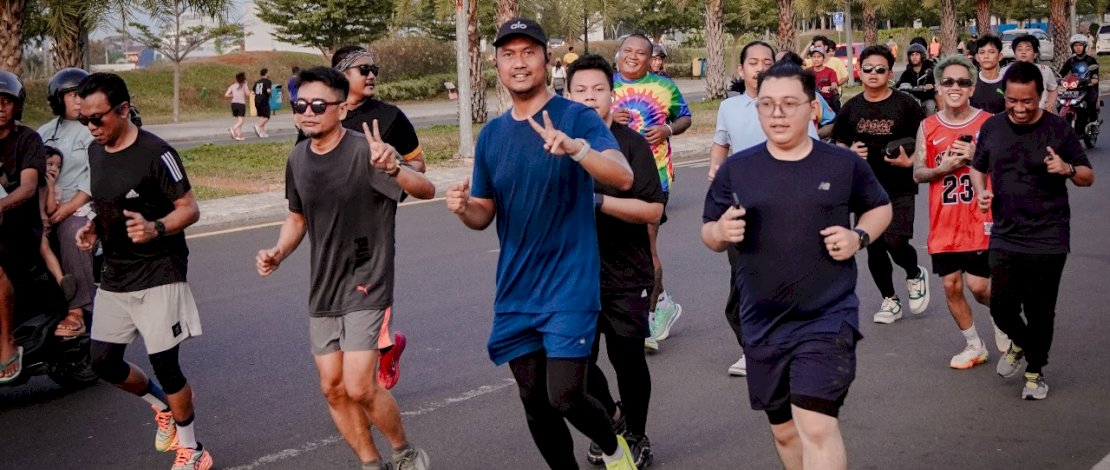 Calon Wali Kota Makassar, Andi Seto Gadhista Asapa menyempatkan untuk olahraga di tengah padatnya jadwal kampanye, di kawasan Centre Point of Indonesia (CPI), Kamis, 10 Oktober 2024. 

