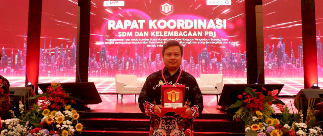 Penghargaan Kepala UKPBJ berprestasi ditorehkan Kepala Biro Barang dan Jasa (Barjas) Sulsel, Kasman, dengan menduduki peringkat kedua, berkat inovasi Market Place BajuBodo.