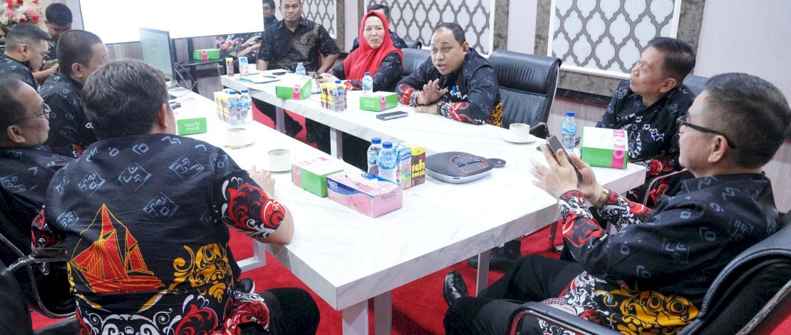 Sekertaris Daerah Provinsi Sulsel, Jufri Rahman, memimpin rapat peringatan Hari Ulang Tahun (HUT) Sulsel ke-355, yang dihadiri sejumlah Kepala OPD di ruang kerjanya, Kamis, 10 Oktober 2024.

