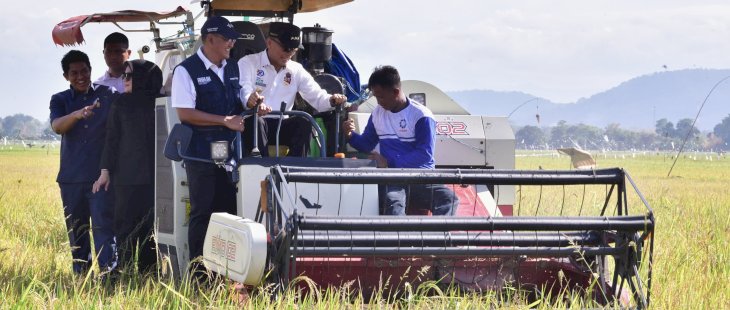 Pj Gubernur Prof Zudan - Bupati Adnan Purichta Dampingi Mentan Andi Amran Panen dan Tanam Padi di Gowa