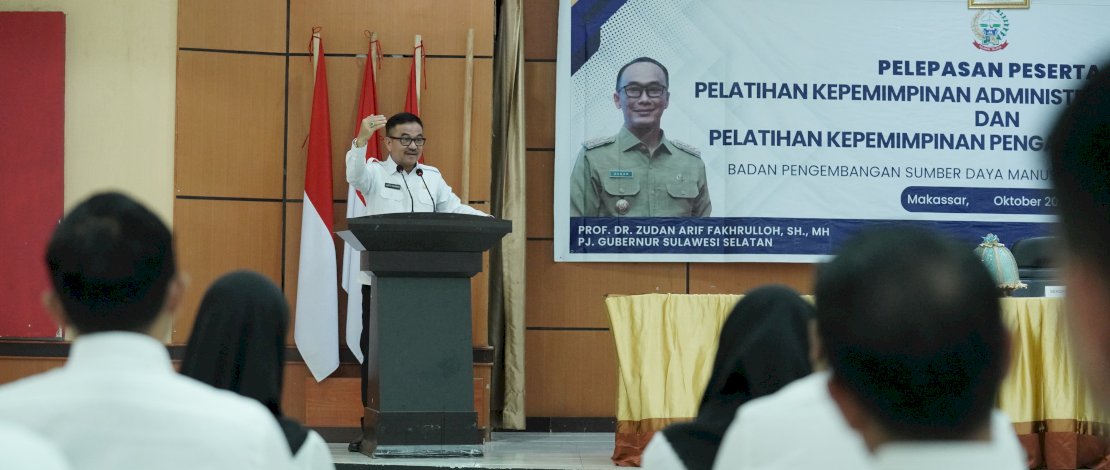 Sekretaris Daerah Provinsi Sulsel Jufri Rahman melepas secara resmi peserta Pelatihan Kepemimpinan Administrator (PKA) Angkatan IX dan Pelatihan Kepemimpinan Pengawasan (PKP) Angkatan XVIII, yang dilaksanakan di Kampus I Badan Pengembangan Sumber Daya Manusia (BPSDM) Sulsel Jalan Sultan Alauddin Makassar, Jum'at, 11 Oktober 2024. 