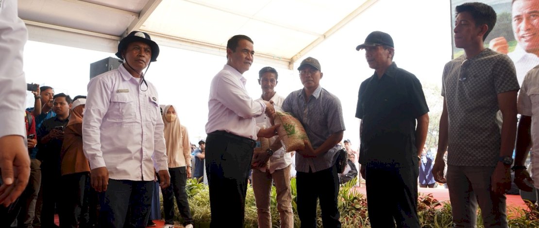 Mentan Andi Amran Sulaiman saat menyerahkan bantuan bibit kepada kelompok petani di Kecamatan Pattalasang, Kabupaten Gowa. (BUKAMATANEWS) Mentan Andi Amran Sulaiman saat menyerahkan bantuan bibit kepada kelompok petani di Kecamatan Pattalasang, Kabupaten Gowa. (BUKAMATANEWS)
