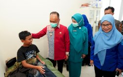 Sunatan Massal dalam Rangka HUT Sulsel Diikuti 33 Anak, Pj Gubernur Prof Zudan Bagikan Hadiah Sepeda