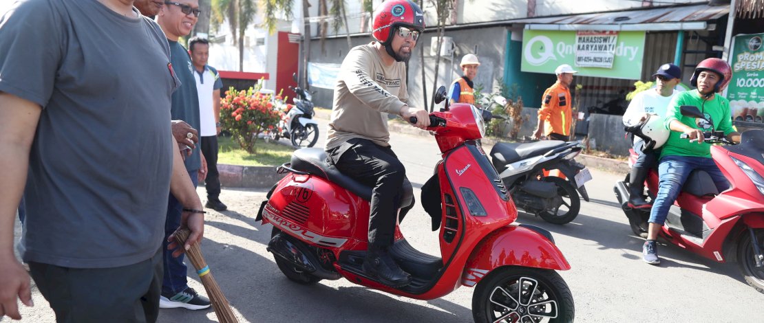 Pjs Wali Kota Makassar, Andi Arwin Azis, dengan mengendarai motor scooter matic berwarna merah, memantau titik titik pelaksanaan Sabtu Bersih, didampingi oleh beberapa kepala OPD dan juga camat setempat.
