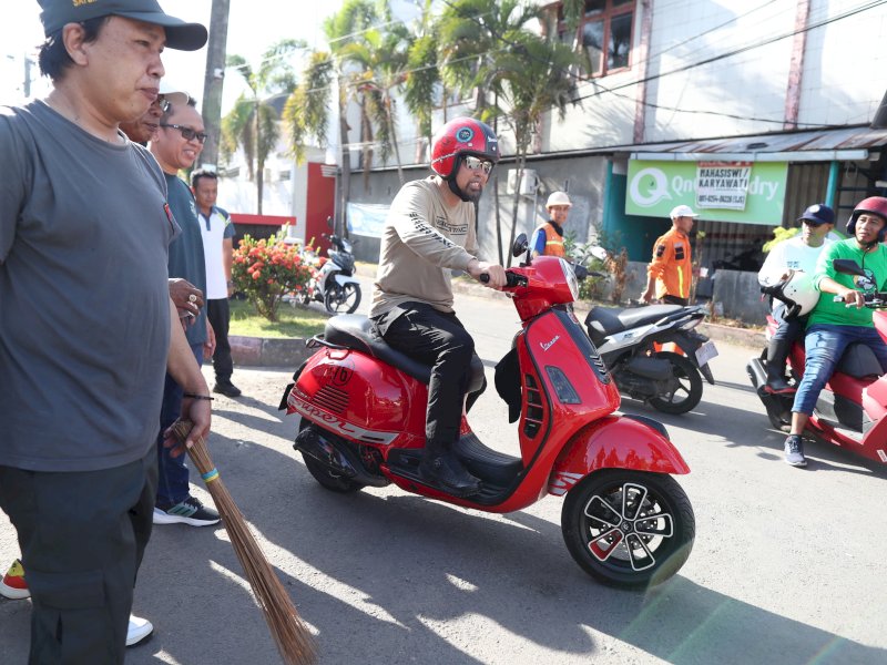 Kendarai Scooter Matic, Pjs Wali Kota Pantau Sabtu Bersih di Tiga Kecamatan