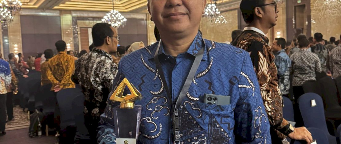 Bupati Kepulauan Selayar, Muh Basli Ali, menerima penghargaan Subroto 2024, pada malam puncak Peringatan Hari Jadi Pertambangan dan Energi Ke-79 yang digelar di Kempinski Grand Ballroom Jakarta, Kamis, 10 Oktober 2024 .