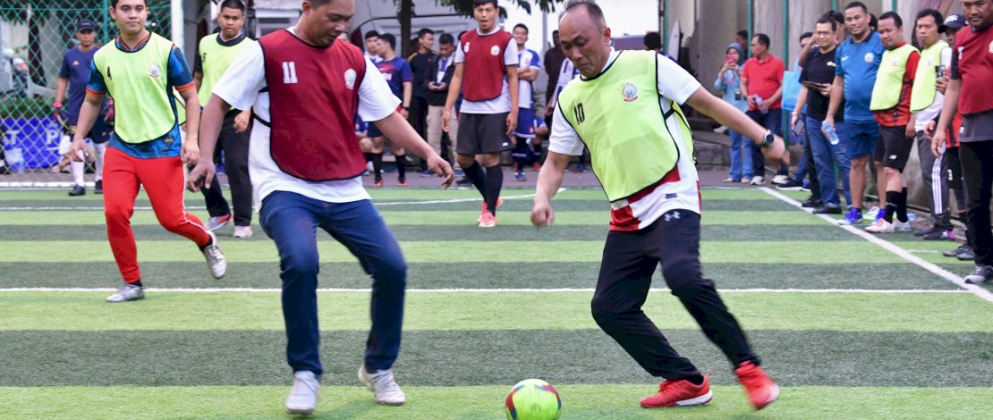 Penjabat Gubernur Sulsel Prof Zudan Arif Fakrulloh turut bermain futsal dalam rangkaian HUT Sulsel ke 355, di Lapangan Futsal Rumah Jabatan Gubernur Sulsel, Jumat, 11 Oktober 2024.
