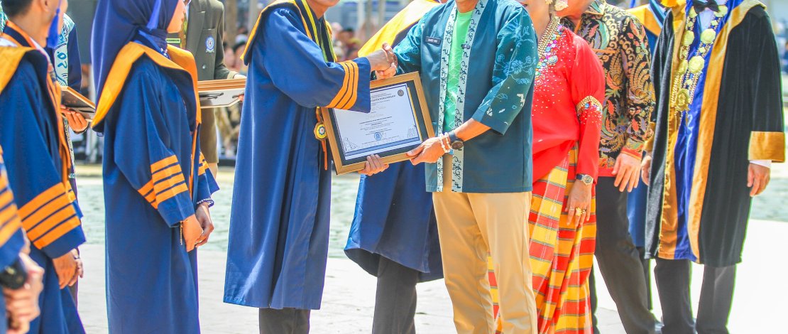 Menparekraf Sandiaga Salahuddin Uno saat menghadiri wisuda 561 mahasiswa Poltekpar Makassar di Anjungan Pantai Losari. (RISAL/BUKAMATANEWS) Menparekraf Sandiaga Salahuddin Uno saat menghadiri wisuda 561 mahasiswa Poltekpar Makassar di Anjungan Pantai Losari. (RISAL/BUKAMATANEWS)