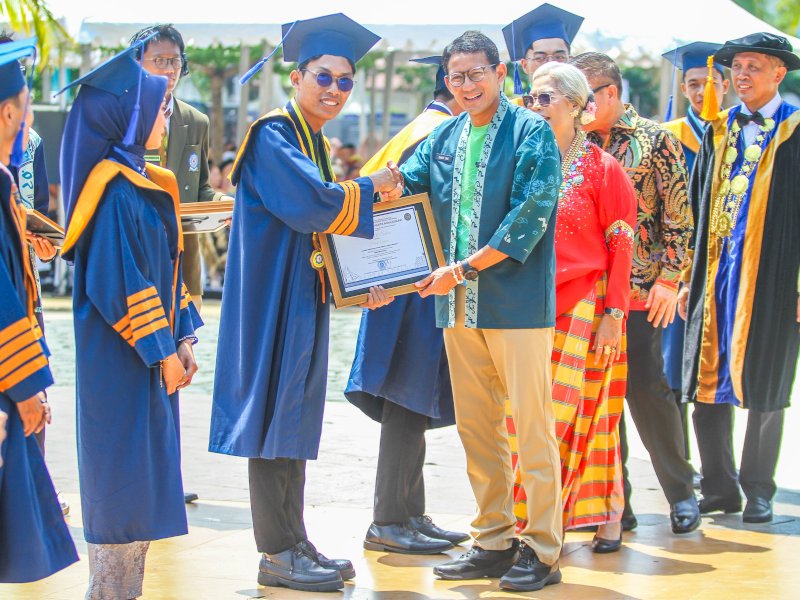 Menparekraf Puji Konsep Wisuda 561 Mahasiswa Poltekpar Makassar, Terkenang 35 Tahun Lalu