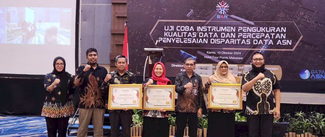 Kepala Badan Kepegawaian Daerah (BKD) Sulsel, Sukarniaty Kondolele, saat menerima penghargaan dari BKN.
Kepala Badan Kepegawaian Daerah (BKD) Sulsel, Sukarniaty Kondolele, saat menerima penghargaan dari BKN.