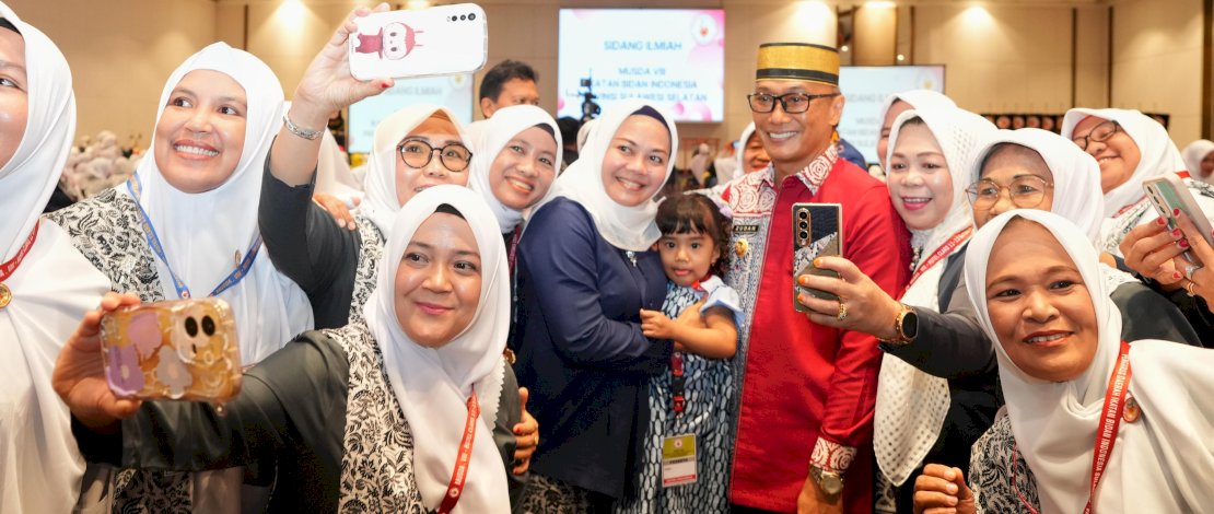 Prof Zudan saat menghadiri Sidang Ilmiah Musyawarah Daerah (Musda) VIII Pengurus Daerah Ikatan Bidan Indonesia (PD IBI) Provinsi Sulsel, di Hotel Claro Makassar, Sabtu, 12 Oktober 2024.
