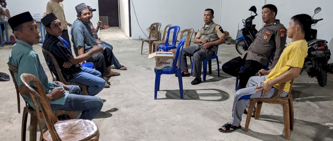 Kapolsek Benteng bersama Pemerintah Desa dan warga setempat menggelar pertemuan dan menyarankan agar yang bersangkutan dibawa ke rumah sakit untuk dilakukan pengobatan dengan melibatkan Dinas Sosial Bidang ODGJ.
Kapolsek Benteng bersama Pemerintah Desa dan warga setempat menggelar pertemuan dan menyarankan agar yang bersangkutan dibawa ke rumah sakit untuk dilakukan pengobatan dengan melibatkan Dinas Sosial Bidang ODGJ.